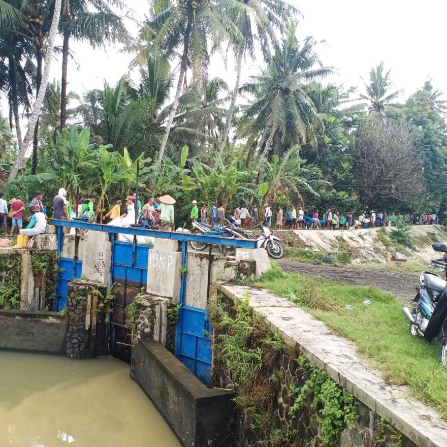 Cegah Banjir, Warga Keboan Kalurahan Karangwuni Pasang Karung Pasir di Tanggul Kali Peni